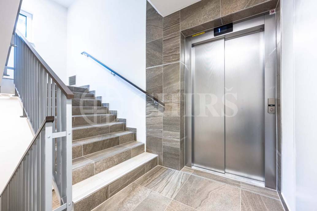 Pronájem bytu 1+kk s balkonem, OV, 32m2, ul. Šternovská 2425/1, Praha 4 - Chodov