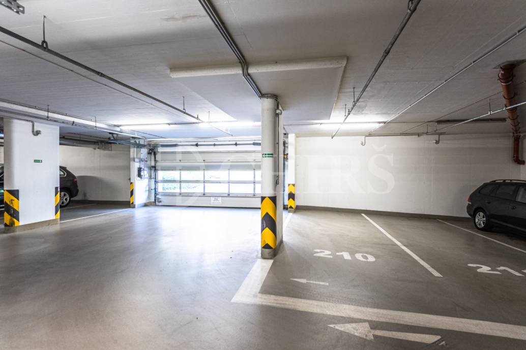 Pronájem bytu 1+kk, 38 m² + lodžie 9 m², garážové stání a sklep, ul. Mišovická 492/1a, Praha 5 – Zličín