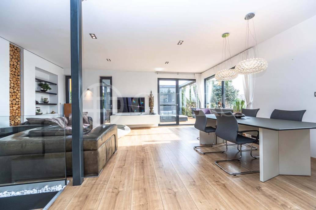 Prodej rodinného domu 5+kk s terasou, dvěma garážemi a zahradou, ul. K Rozvodně 1094/26, Praha 5 - Slivenec