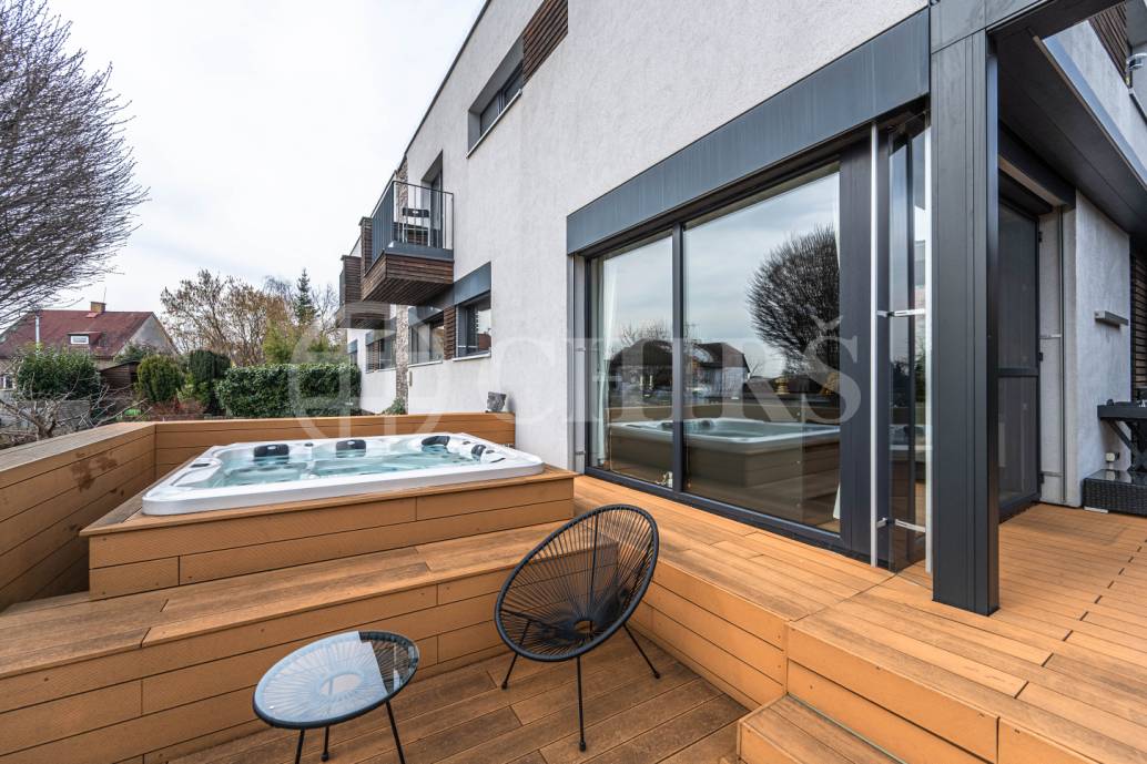 Prodej rodinného domu 5+kk s terasou, dvěma garážemi a zahradou, ul. K Rozvodně 1094/26, Praha 5 - Slivenec