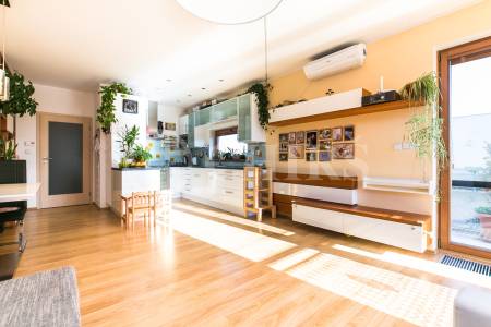 Prodej bytu 4+kk se dvěma balkony, OV, 83m2, ul. U Svahu 1026, Praha 5 - Slivenec