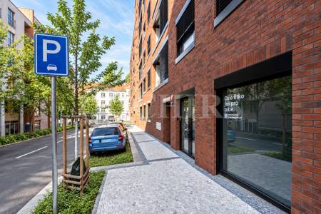 Prodej bytu 3+kk se dvěma terasami, sklepy a garážovými stáními, OV, 83 m2, ul. Hartigova, Praha 3 - Žižkov
