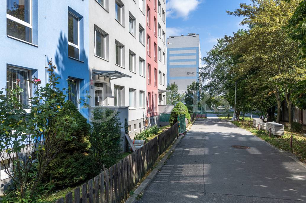 Pronájem bytu 1+1 s lodžií, OV, 52,7 m2, ul. Na Chobotě 1344/4, Praha 6 - Řepy 
