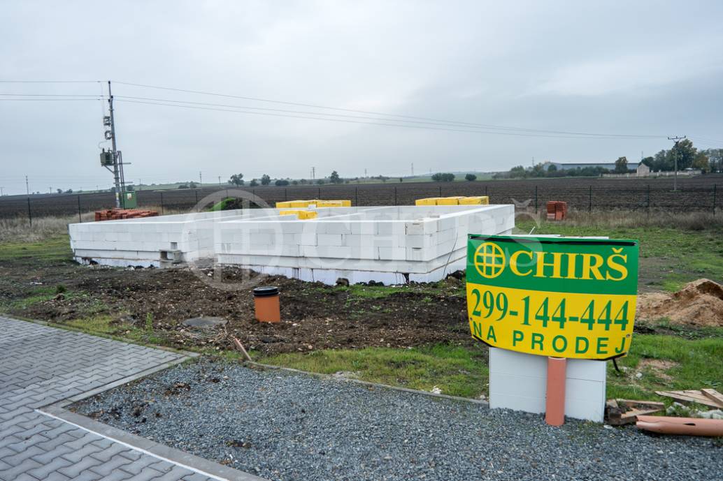 Prodej rozestavěného RD 5+kk, 130 m2, pozemek 982 m2, obec Veliká Ves u Prahy