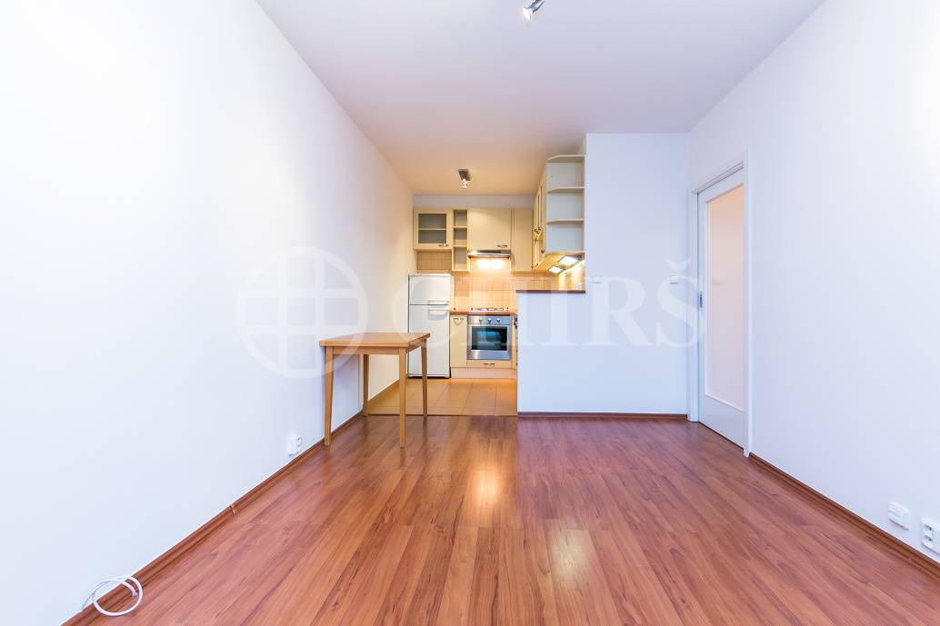 Pronájem bytu 2+kk s lodžií, OV, 40m2, ul. Bítovská 1212/10, Praha 4 - Michle