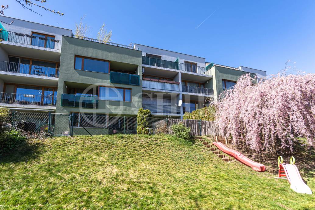 Pronájem bytu 3+kk s balkonem, lodžií a dvěma garážovými stáními, OV, 86 m², ul. Vacínovská 831/6, Praha 5 – Jinonice