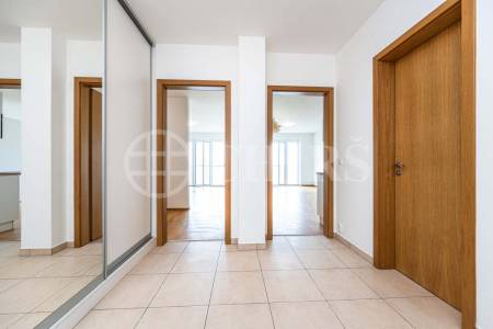 Prodej bytu 2+kk s balkonem, sklepem a garážovým stáním, OV, 68m2, ul Kakosova 1190/6, Praha 13 - Řeporyje