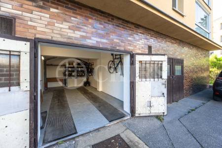 Pronájem bytu 3+kk s balkónem, lodžií, sklepem a garáží, OV, 81m2, ul. Hoškova 1110/6, Praha 5 – Malvazinky