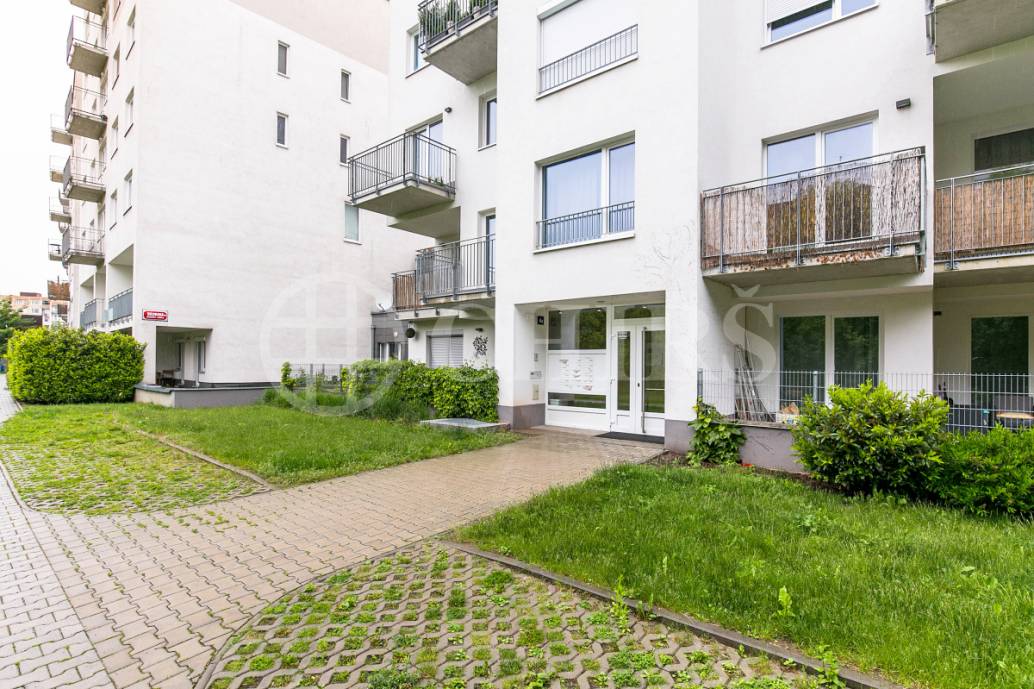 Prodej bytu 1+kk s balkonem, OV, 33m2, ul. Silurská 1225/4a, Praha 5 - Hlubočepy