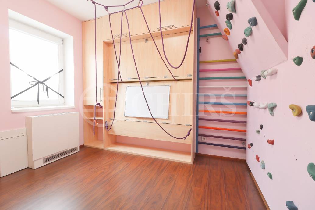 Prodej bytu 3+kk se zahradou, DV, 50m2 a 56m2 zahrada, ul. Ke Zvoničce 647/5, P-10 Kolovraty