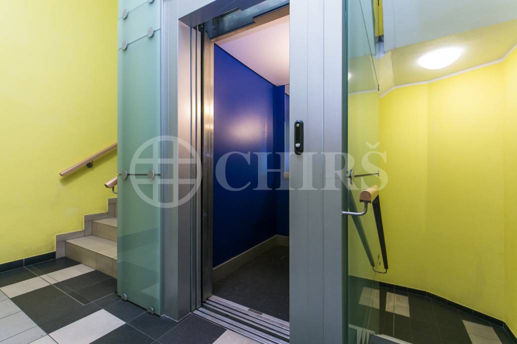 Pronájem ateliéru 2+kk s balkonem, OV, 58m2, ul. Pod Klamovkou 1268/3, Praha 5 - Košíře