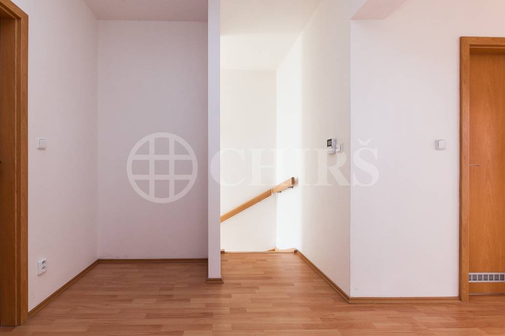 Prodej řadového rodinného domu 4+kk/B/G/Z, OV, ul. Dělená 981/30, Praha 5 - Řeporyje 