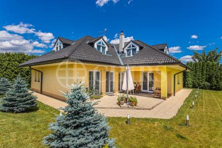 Prodej rodinného domu 5+kk s garáží a terasou, 308m2, pozemek 1202m2, ul. Karafiátová, Jesenice - Osnice