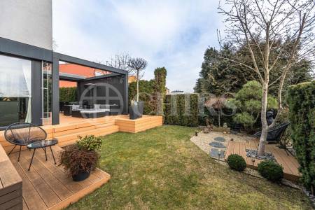 Prodej rodinného domu 5+kk s terasou, dvěma garážemi a zahradou, ul. K Rozvodně 1094/26, Praha 5 - Slivenec