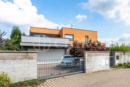 Prodej rodinného domu 5+kk s terasami, OV, 147m2, Za Fořtem 891/2, Praha 5 - Slivenec