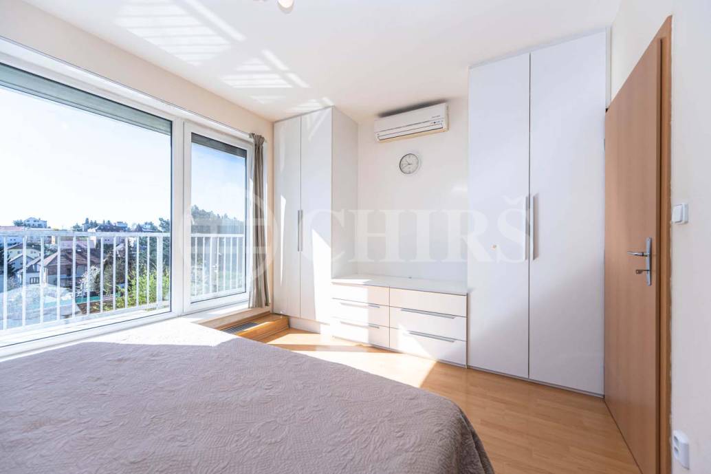 Prodej rodinného domu 5+kk s balkonem, garáží a zahradou, ul. Dělená 961/4, Praha 5 - Řeporyje