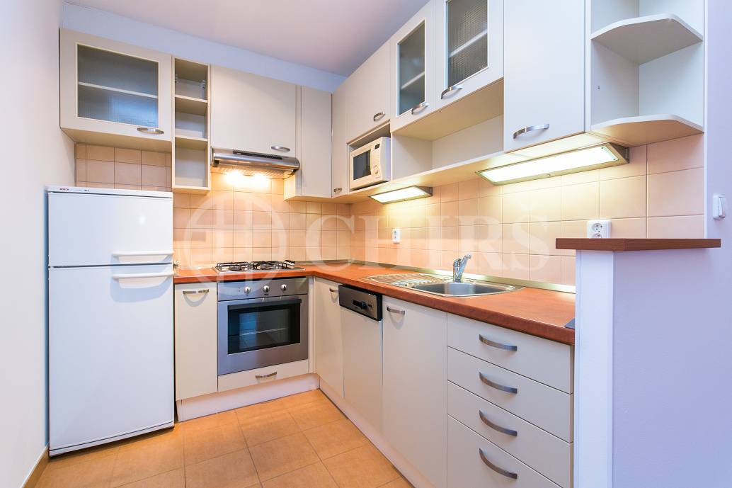 Pronájem bytu 2+kk s lodžií, OV, 40m2, ul. Bítovská 1212/10, Praha 4 - Michle
