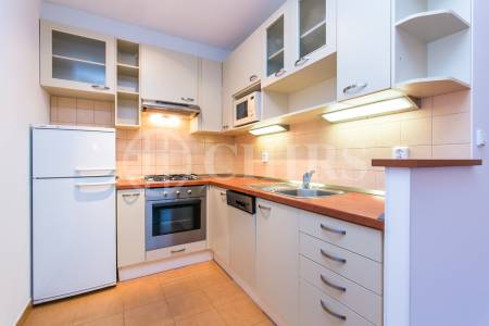 Pronájem bytu 2+kk s lodžií, OV, 40m2, ul. Bítovská 1212/10, Praha 4 - Michle