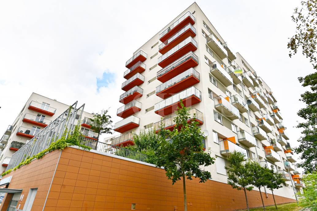 Pronájem bytu 2+kk s balkonem a garážovým stáním, OV, 58m2, ul. Petržílkova 2705/32, Praha 5 - Hůrka