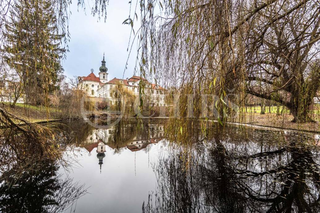 Prodej bytu 1+1 s balkonem a sklepem, DV, 65m², ul. Sartoriova 27/11, Praha 6 - Břevnov