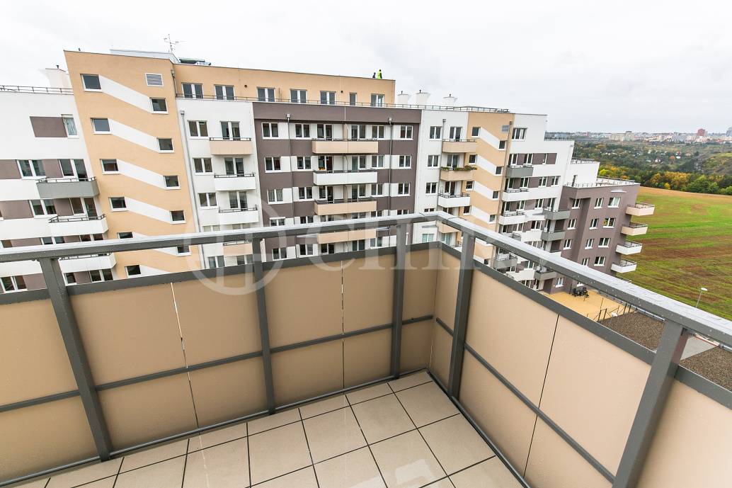 Pronájem bytu 1+kk s balkonem a garážovým stáním, OV, 36m2, ul. Miloše Havla 1246/1, Praha 5 - Hlubočepy