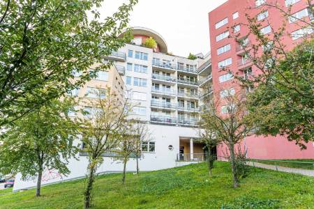 Pronájem bytu 2+kk s balkonem, OV, 88m2, ul. Trnkovo náměstí 1112/2, Praha 5 - Hlubočepy