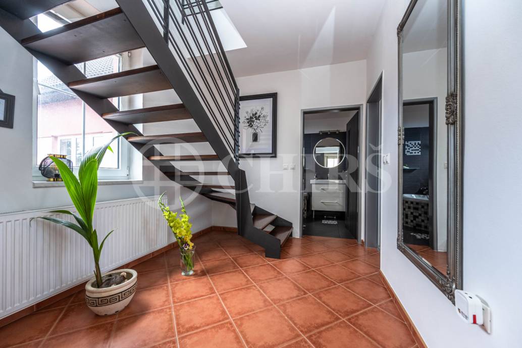 Prodej vícegeneračního rodinného domu s garáží, OV, U Cikánky 370/20, Stodůlky-Praha 5