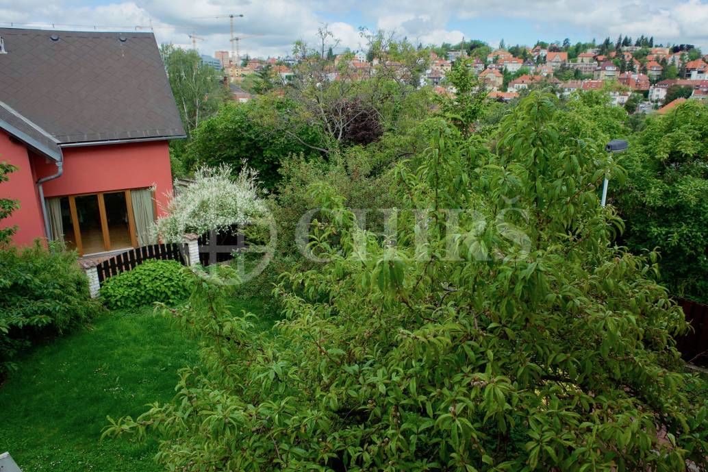 Prodej stavebního pozemku se studií pro výstavbu 3 řadových domů, U Dráhy, Praha 6 - Střešovice