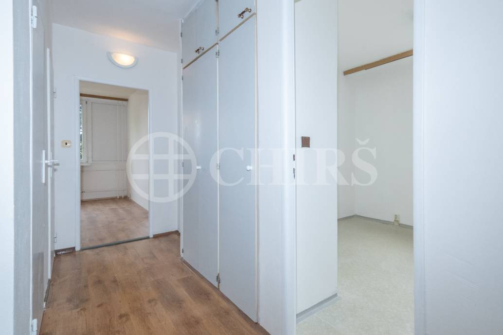 Prodej bytu 4+1, 75 m², OV, se sklepem, ul.Hviezdoslavova 501/9, Praha 11- Haje Prodej bytu 4+1, 75 m², OV, se sklepem, ul.Hviezdoslavova 501/9, Praha 11- Haje