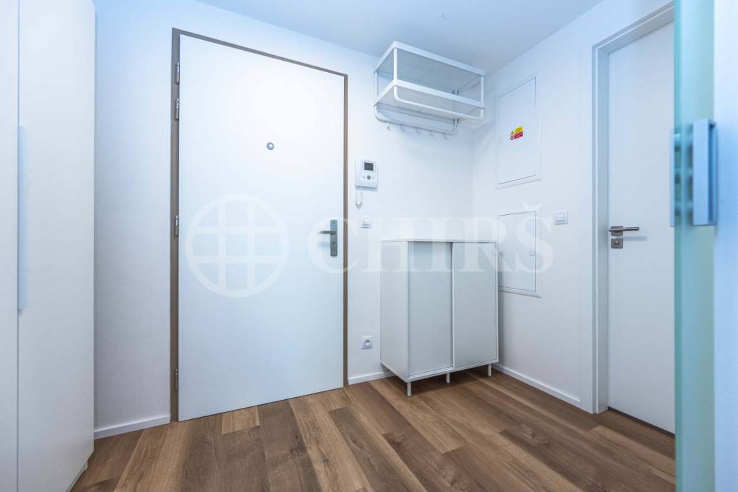 Pronájem bytu 1+kk s balkonem, OV, 42m2, ul. V Háji 1633/12, Praha 7 - Holešovice