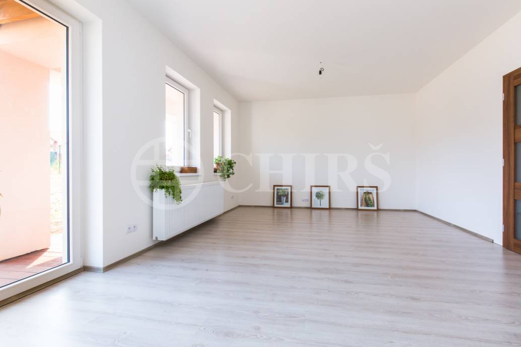 Prodej rodinného domu 5+kk s terasou a garáží, OV, 150m2, Holubice - Kozinec, Praha - západ