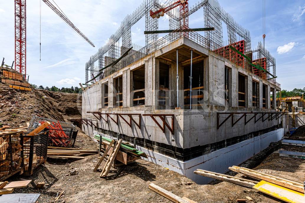 Prodej novostavby bytu 2+kk se zahradou, terasou, lodžií, sklepem a garážovým stáním, DV, 64 m2, Praha 10 - Vršovice