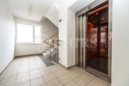 Pronájem bytu 2+kk s balkonem a garážovým stáním, OV, 58m2, ul. Petržílkova 2705/32, Praha 5 - Hůrka