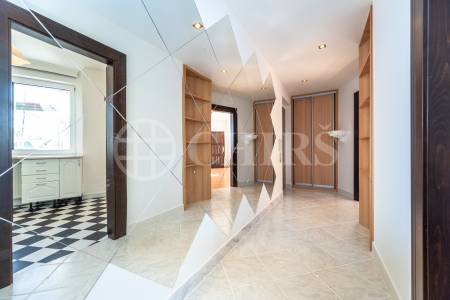 Prodej bytu 3+1 s  terasou, OV, 75 m², ul. Voskovcova 1075/61,  Praha 5 – Barrandov
