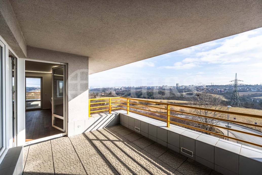 Prodej bytu 4+1 s balkonem, lodžií, sklepem a garážovými stáními, OV, 172m2, ul. Klausova 1361/13a, Praha 5 - Stodůlky