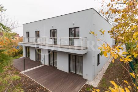 Prodej řadového rodinného domu 5+kk s garáží, balkónem a terasou, 152 m2, ul. Dačická, Praha 10 - Horní Měcholupy