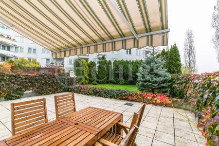 Prodej bytu 2+kk s předzahrádkou a terasou, OV, 49m2, ul. Högerova 1098/15, Praha 5 - Hlubočepy