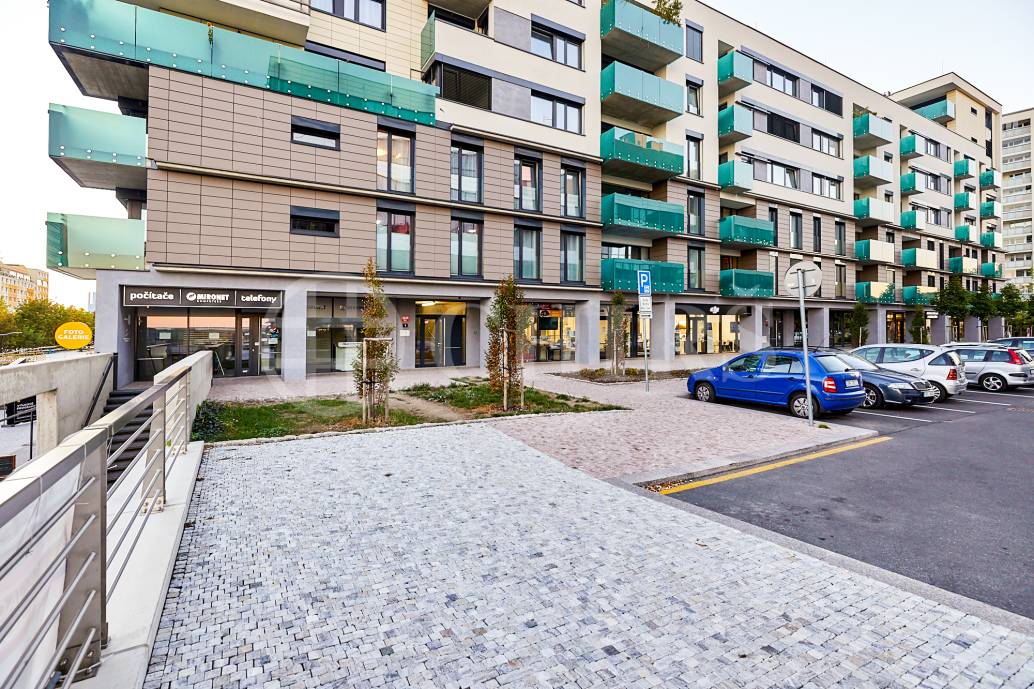 Pronájem bytu 2+kk s balkonem, OV, 53m2, ul. Na Zlatě 2835/1, Praha 13 - Nové Butovice