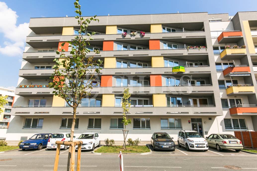 Pronájem bytu 1+kk s balkonem a garážovým stáním, OV, 41m2, ul. Sazovická 492/5, Praha 5 - Zličín