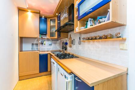 Pronájem bytu 2+kk s balkonem, OV, 47m2, ul. Kodymova 2539/8, Praha 5 - Stodůlky