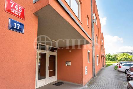 Pronájem bytu 1+kk s balkonem, OV, 38m2, ul. Za Zámečkem 745/17, Praha 5 - Jinonice