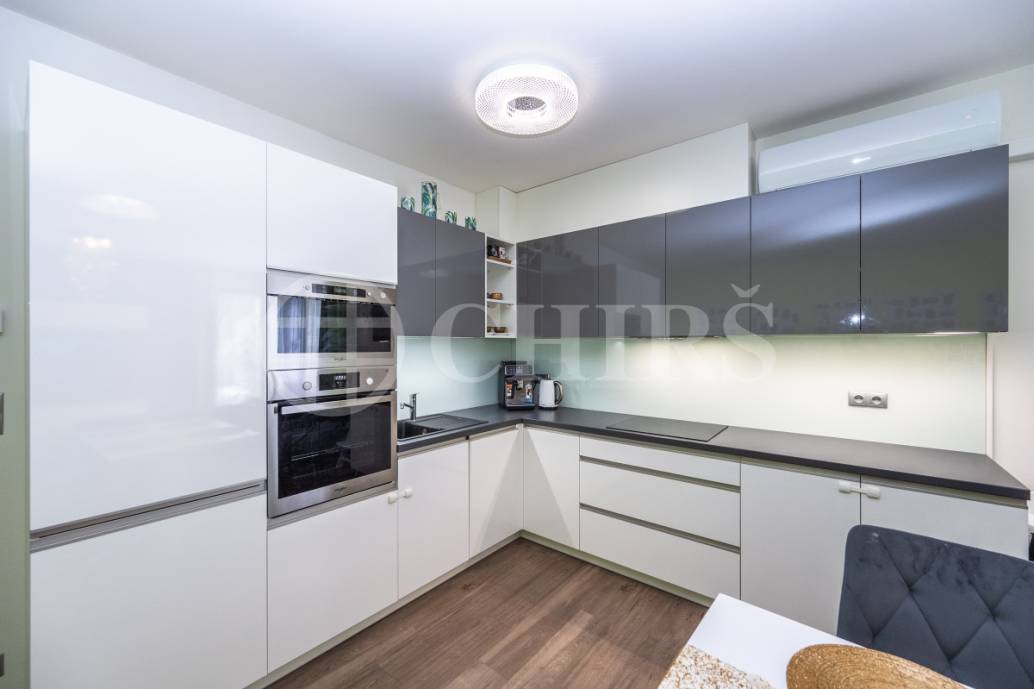 Prodej bytu 3+kk/L, sklep, garáž, OV, cca 100m2 vč. lodžie a sklepa, ul. Sokolovská 1019/312a, P-9