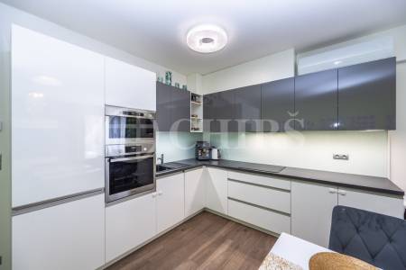 Prodej bytu 3+kk/L, sklep, garáž, OV, cca 100m2 vč. lodžie a sklepa, ul. Sokolovská 1019/312a, P-9