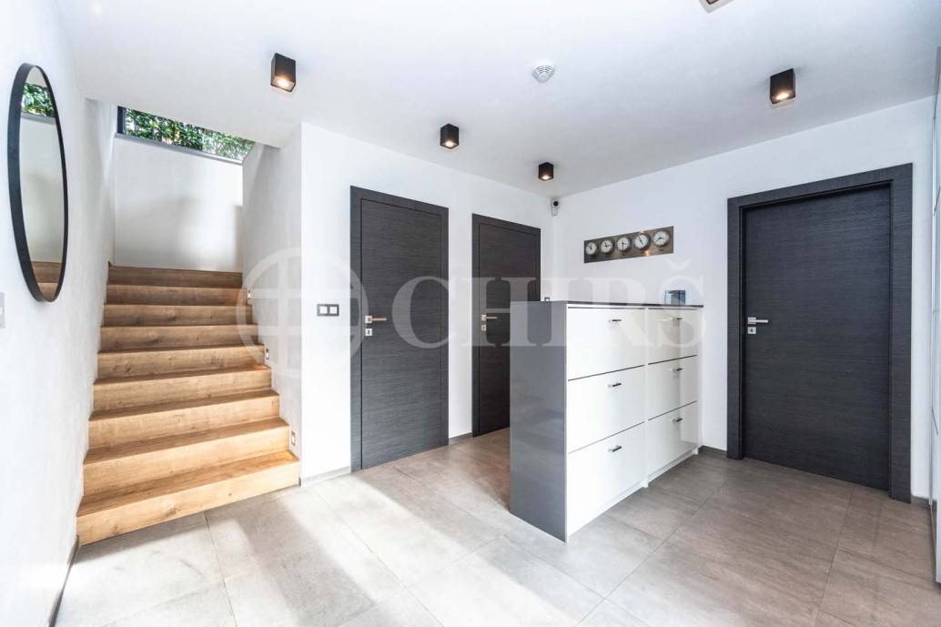 Prodej rodinného domu 5+kk s terasou, dvěma garážemi a zahradou, ul. K Rozvodně 1094/26, Praha 5 - Slivenec