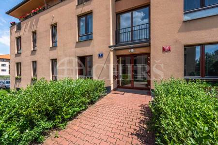 Prodej bytu 4+1 s terasou a garážovým stáním, DV, 82m2, ul. Jaroslava Foglara 1333/8, Praha 5 - Stodůlky