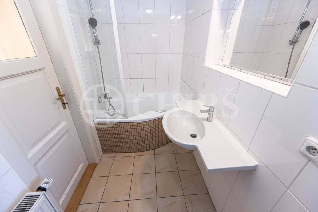 Pronájem RD 5+1 se zahradou, OV, ul. Na Ořechovce 201/20, Praha 6 - Střešovice