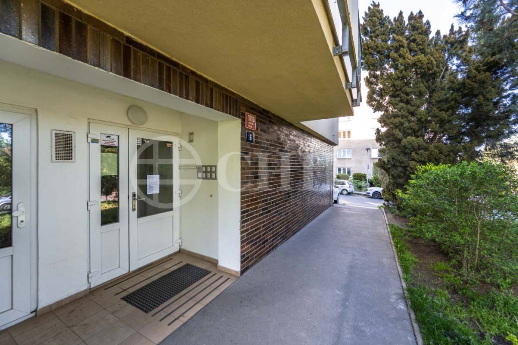 Pronájem bytu 3+kk s balkónem, lodžií, sklepem a garáží, OV, 81m2, ul. Hoškova 1110/6, Praha 5 – Malvazinky