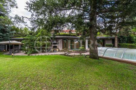 Pronájem rodinného domu 9+1 se zahradou, bazénem a garáží, OV, 390 m2, ul. Ke Školce, Průhonice, Praha-západ