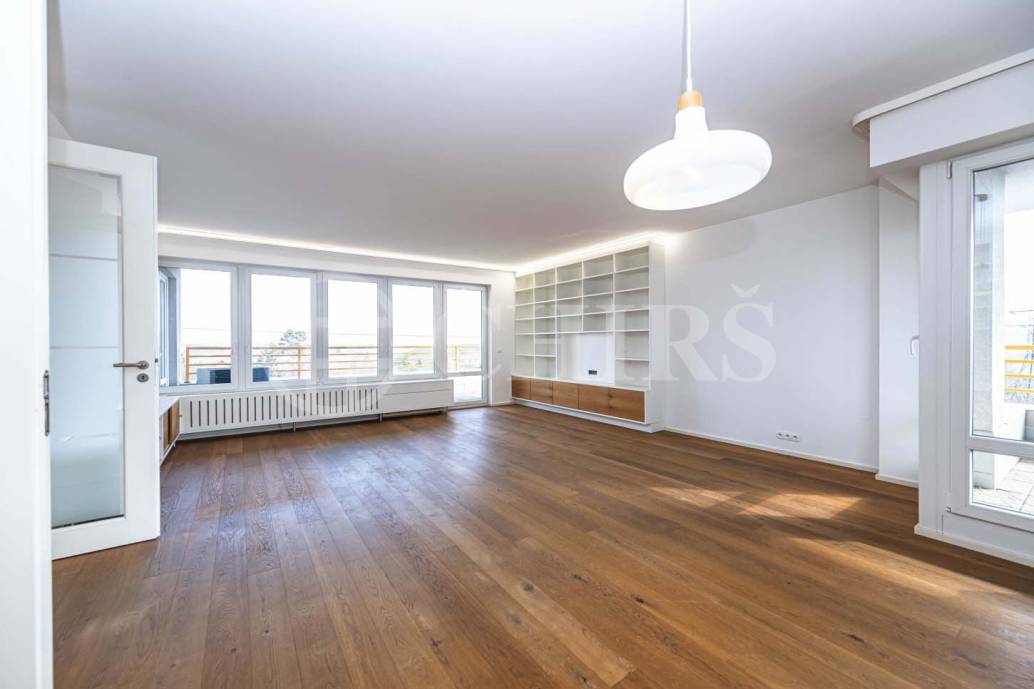 Prodej bytu 4+1 s balkonem, lodžií, sklepem a garážovými stáními, OV, 172m2, ul. Klausova 1361/13a, Praha 5 - Stodůlky