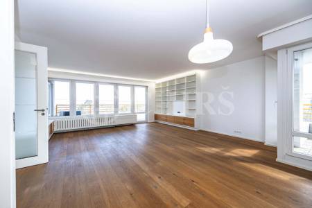 Prodej bytu 4+1 s balkonem, lodžií, sklepem a garážovými stáními, OV, 172m2, ul. Klausova 1361/13a, Praha 5 - Stodůlky